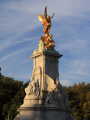 buckingham-palace-statue-01