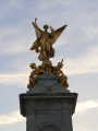 buckingham-palace-statue-03